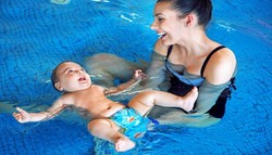 Раннее плавание для малышей в группе (от 0 до 4 лет)